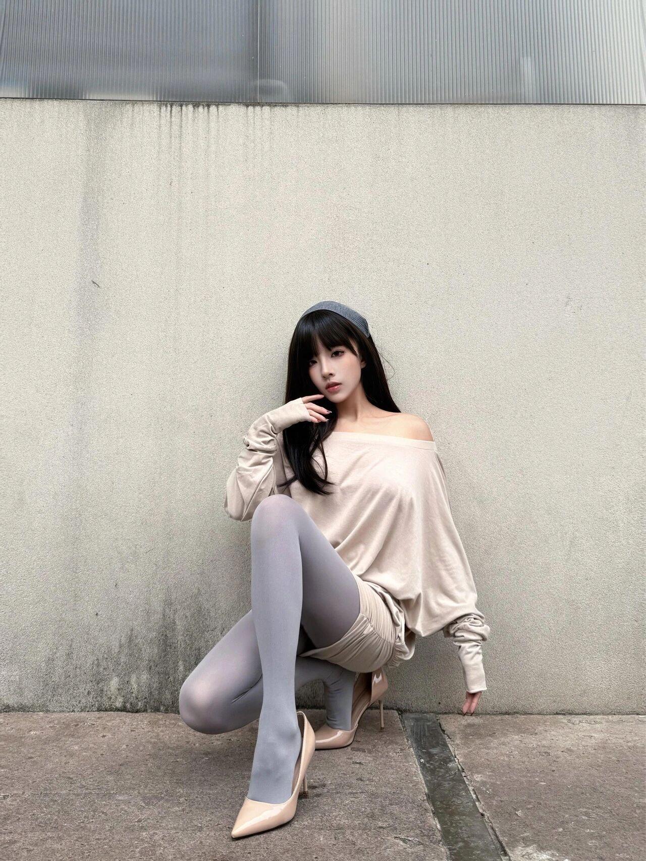 厚灰美学也很好看呀！
 这件浅米色连衣裙，宽松的版型穿起来很舒服，带点随性的感觉