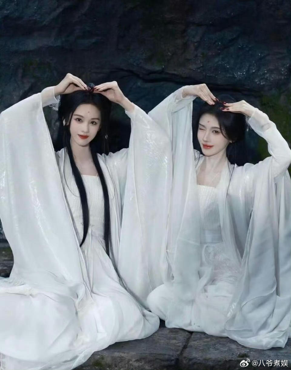 陈都灵 鞠婧祎 比心合照！ ​​​