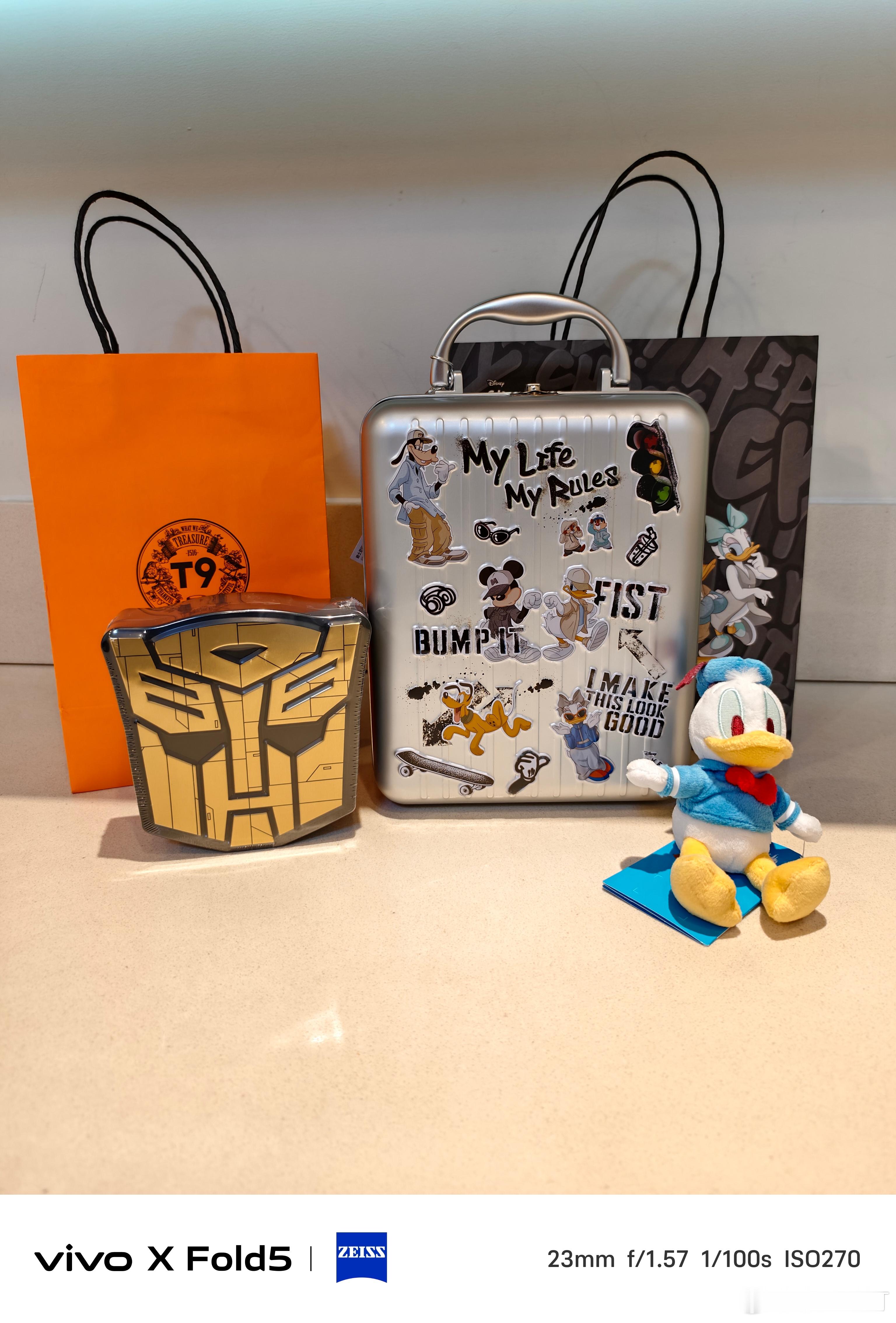 这位美女患者送的点心，包装特别有少年感[喵喵] ​​​