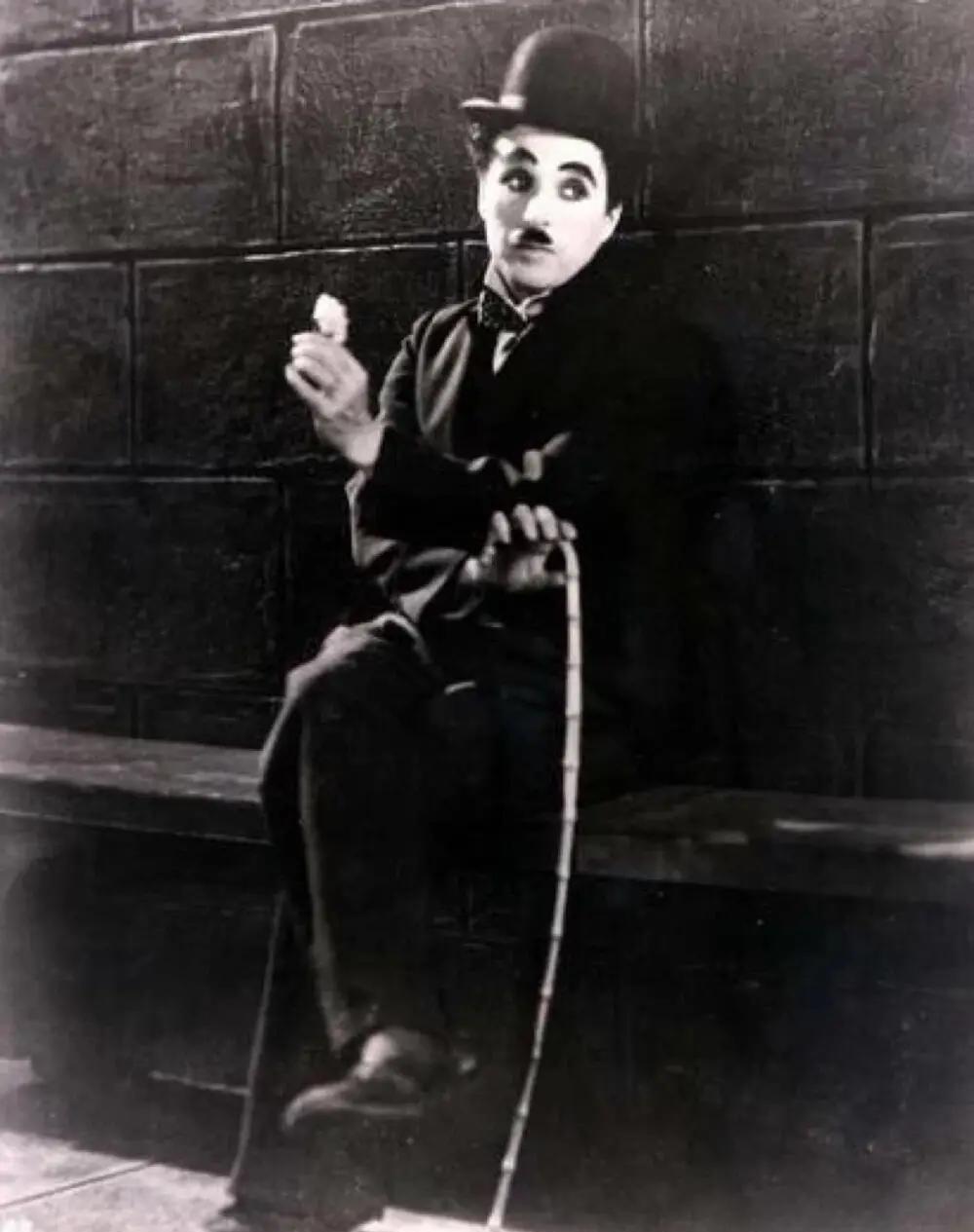 1954年，周总理宴请卓别林，请他吃北京烤鸭，没想到他却不留情面地说：“我从不吃