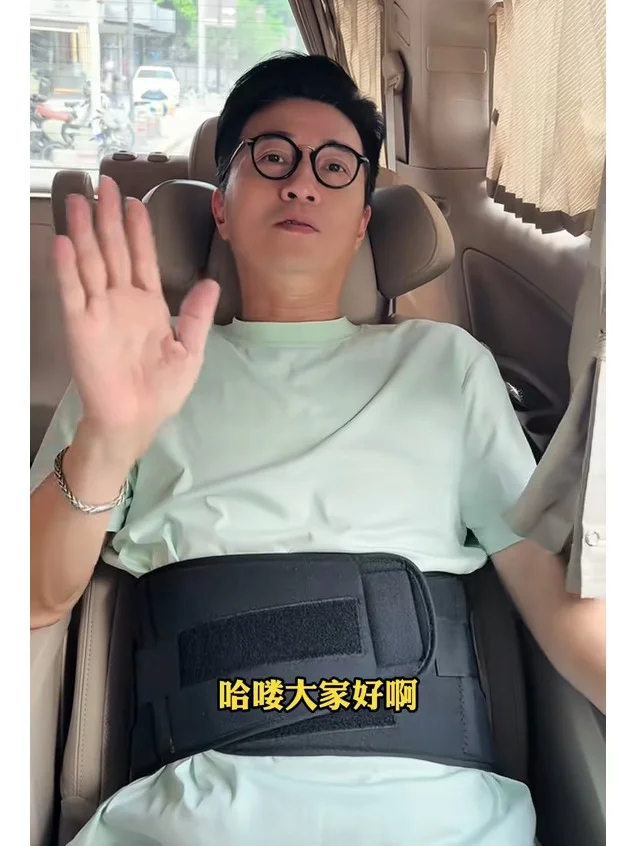 前亚视一哥旧病复发，瘫坐椅子上只能动手？