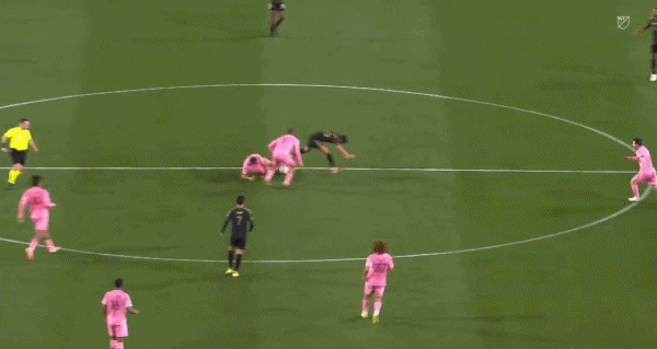 梅西直塞！阿连德内切后打门太正了！！！但这进攻套路确实是清楚的 