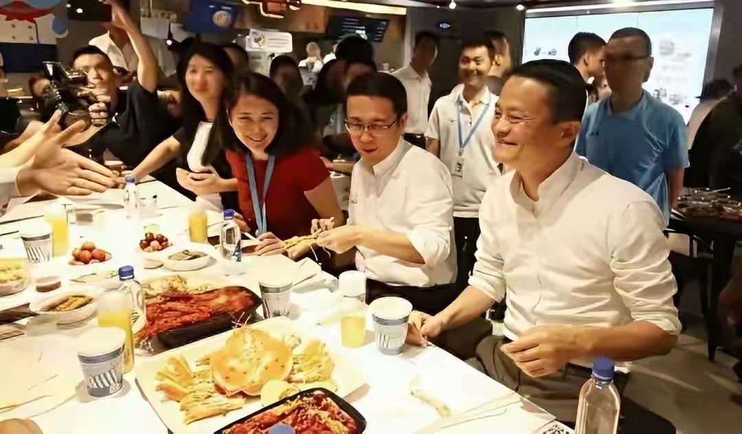 看到马云在公司食堂和员工一起用餐，桌上摆满海鲜，笑得超开心，这画面太有感染力了。