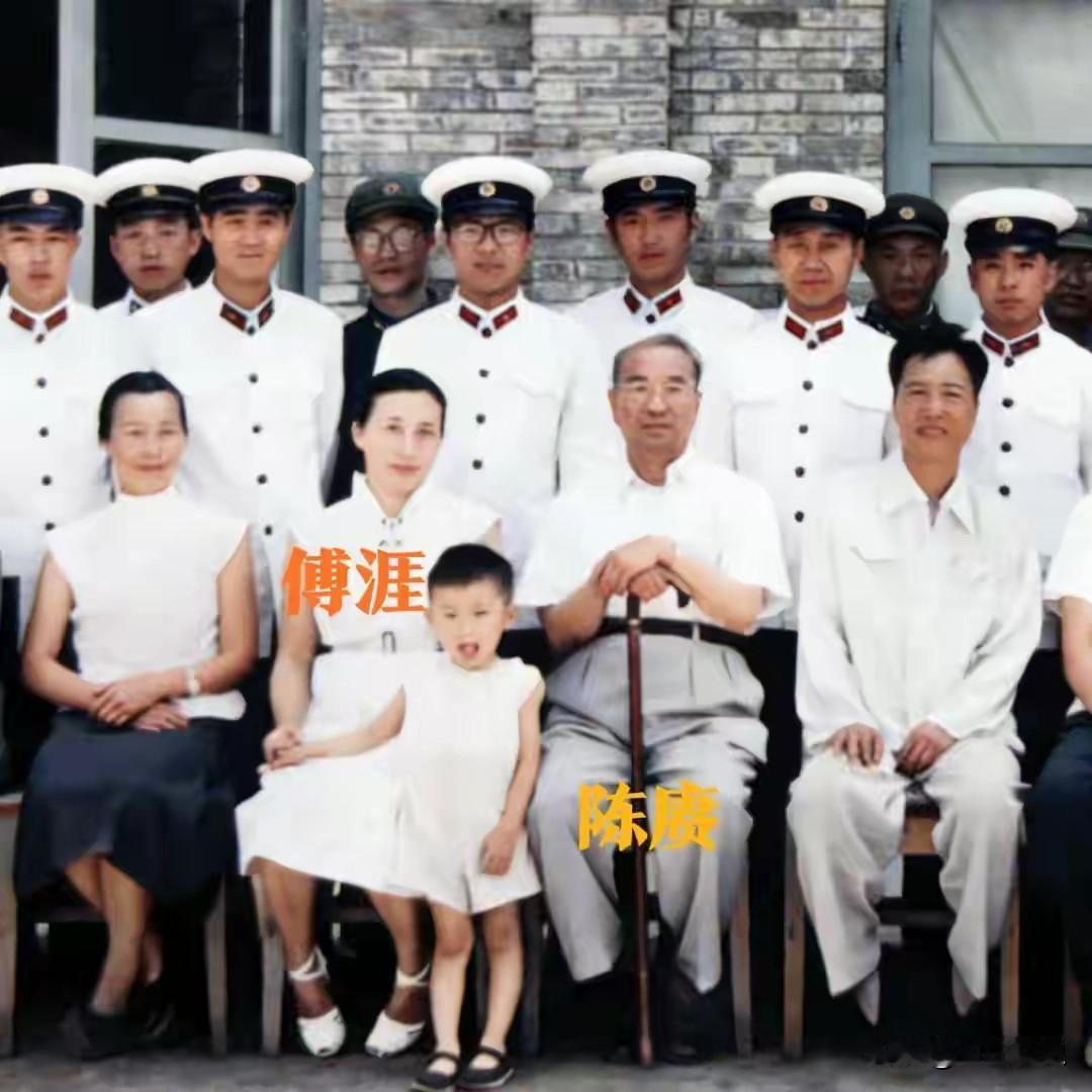 1960年，陈赓与夫人傅涯的珍贵合影，照片中的陈赓，已显消瘦，但眼神依旧炯炯有神