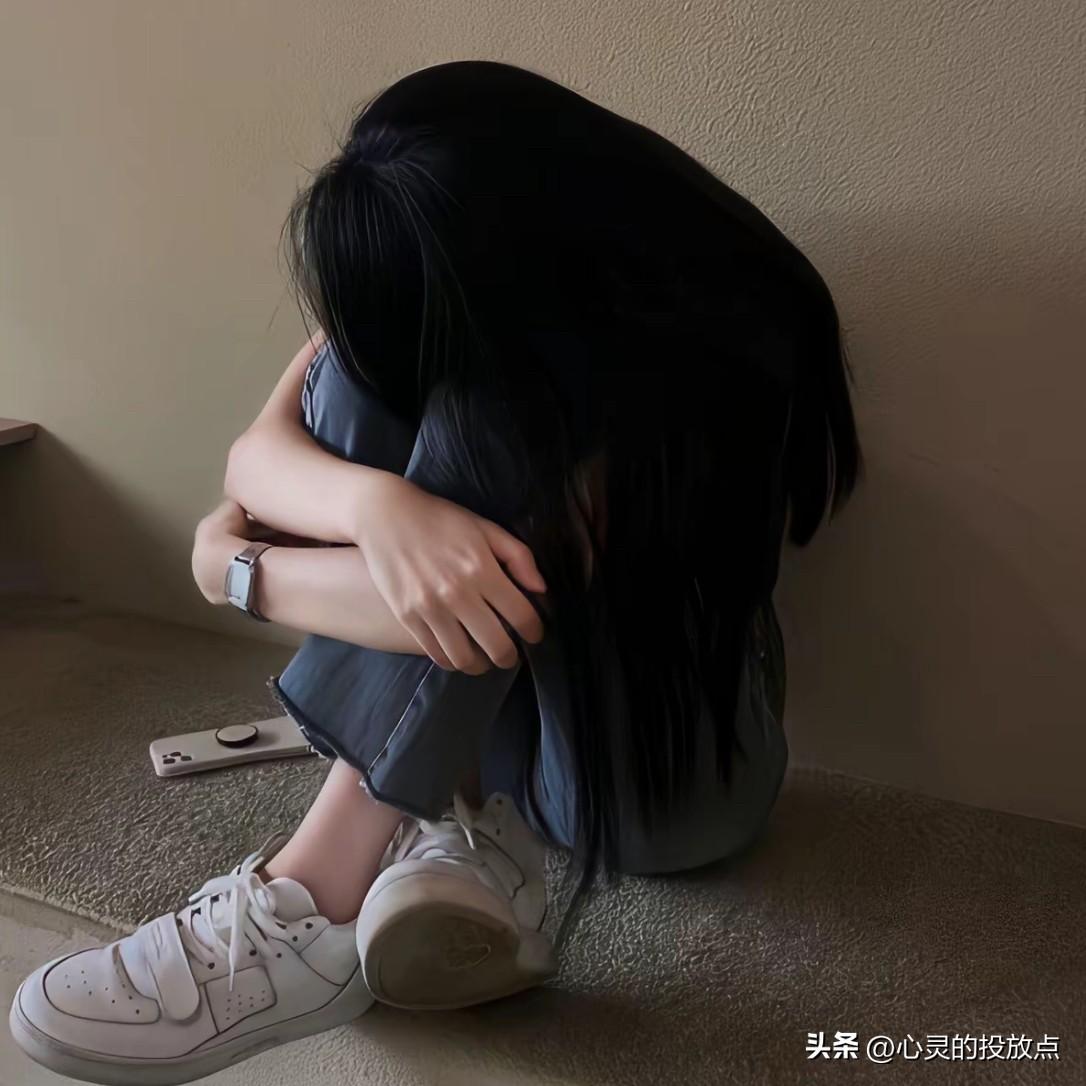 有人问：怎样才能忘掉一个深爱的人

其实除了时间，还有一个好办法

那就是：用新