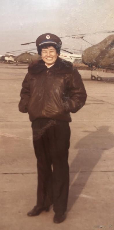 1964年，不到三十岁的女飞行员被派往西北执行绝密任务，刚下飞机后摄影师就要给她