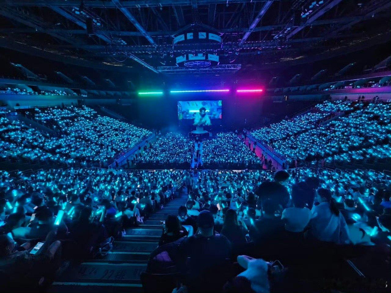 刘雨昕上座率战绩可查 热搜是数据，现场是底气。今日的昕蓝海，以最磅礴的声势席卷全