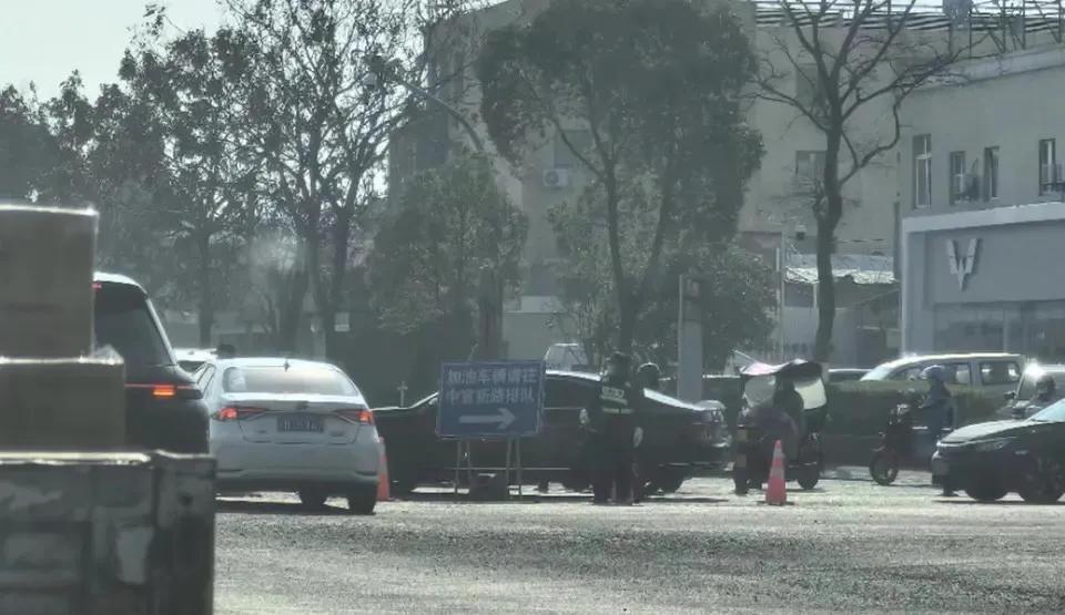 这就是燃油车所谓的补能优势吗？每次路过这里的时候都有几十辆车在排队加油，路线长到