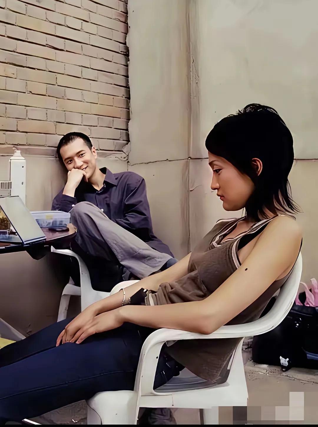 周迅那时候真的是楚楚可怜，惹人怜爱。无论穿什么戴什么，无论什么姿态，都这样引人注