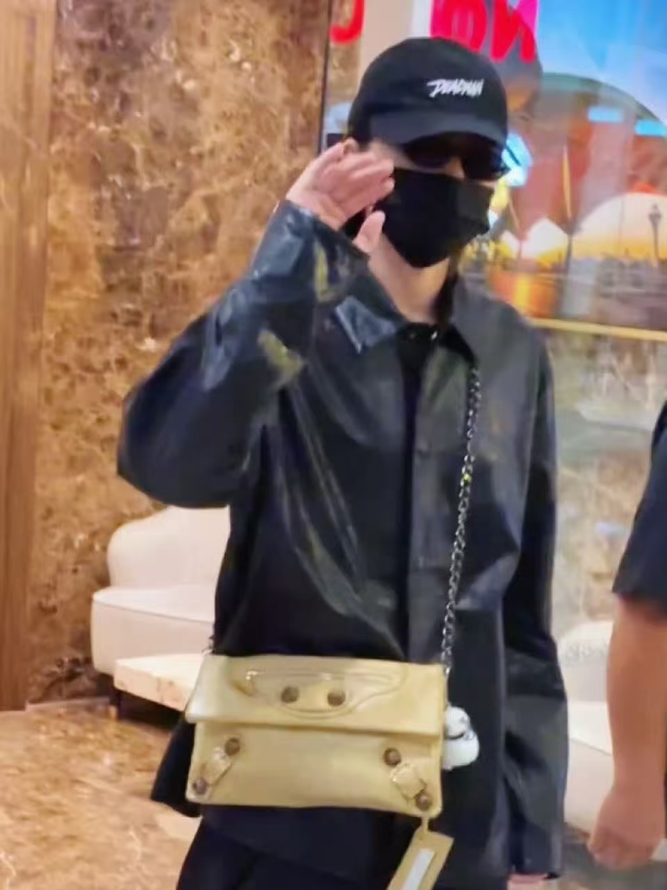 这支巴黎世家vintage是十几年前的款式，手拿包，坤坤自己加装了链条，姐审美太