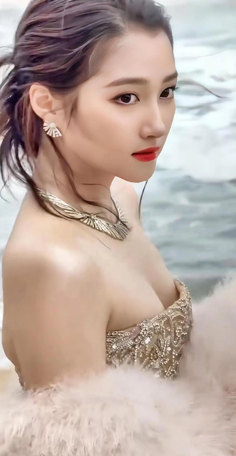 她真的，
女人味越来越足，
越来越妩媚了！