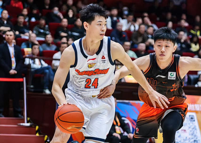 崔永熙：朱总，我是不是哪里得罪杜指导啦？
朱芳雨：你是对他安排你干蓝领的活不满意