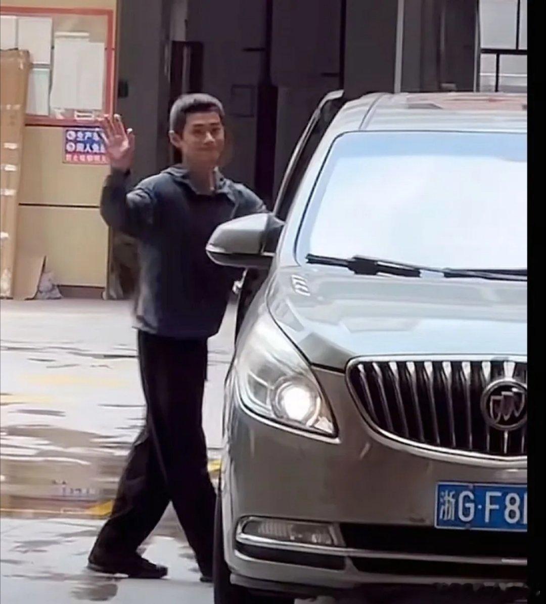 看了曹骏路透才知道，他最大的问题不是过气，而是身高，再加上拍戏暴瘦，更显瘦小！以