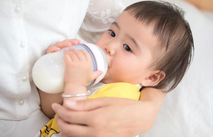 孩子早晨起床，先吃辅食还是先喝奶？顺序不能乱，家长要早知道
六到十个月的孩子，要