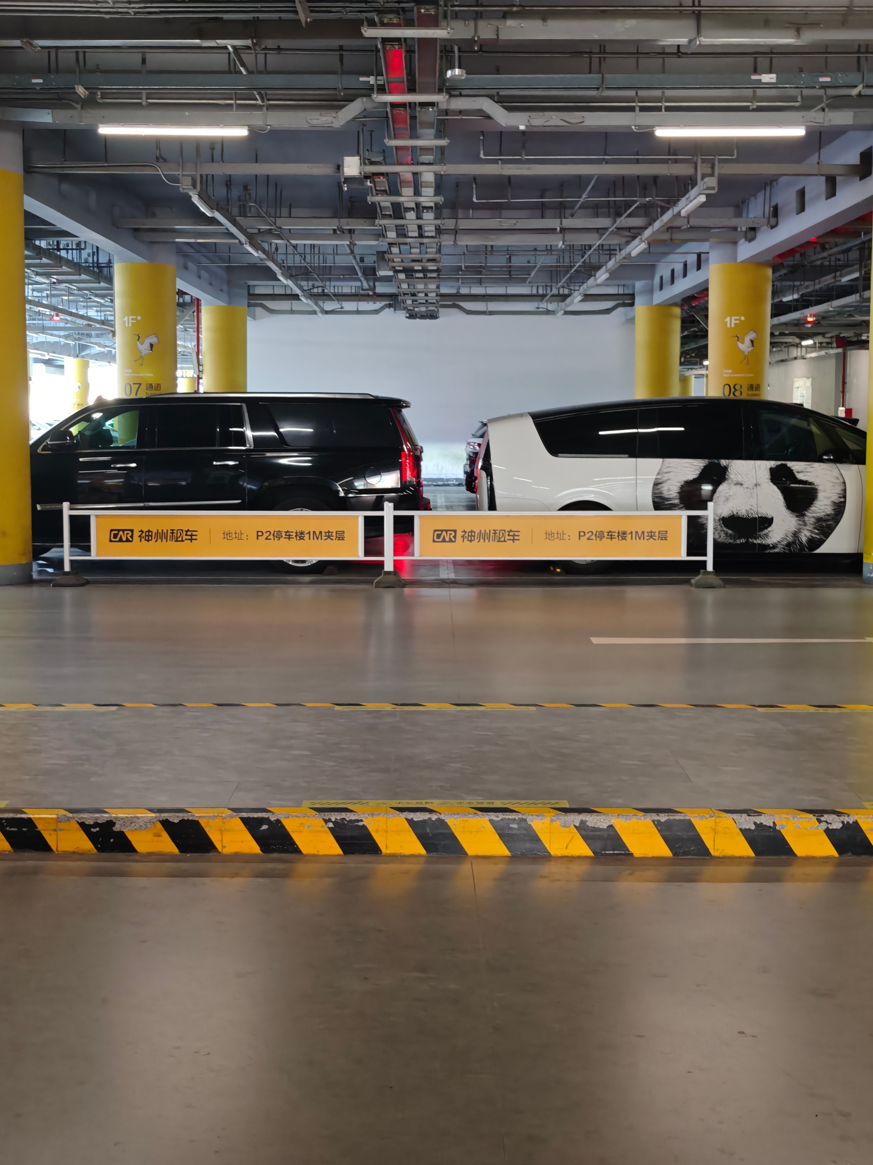 路遇凯雷德和MEGA同框燃油巨无霸＆电动巨无霸 