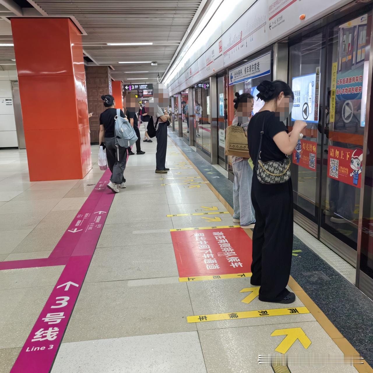 首先说明一下，我不是女流氓。

刚刚在3号地铁上，无意间看到一个30岁左右的男青