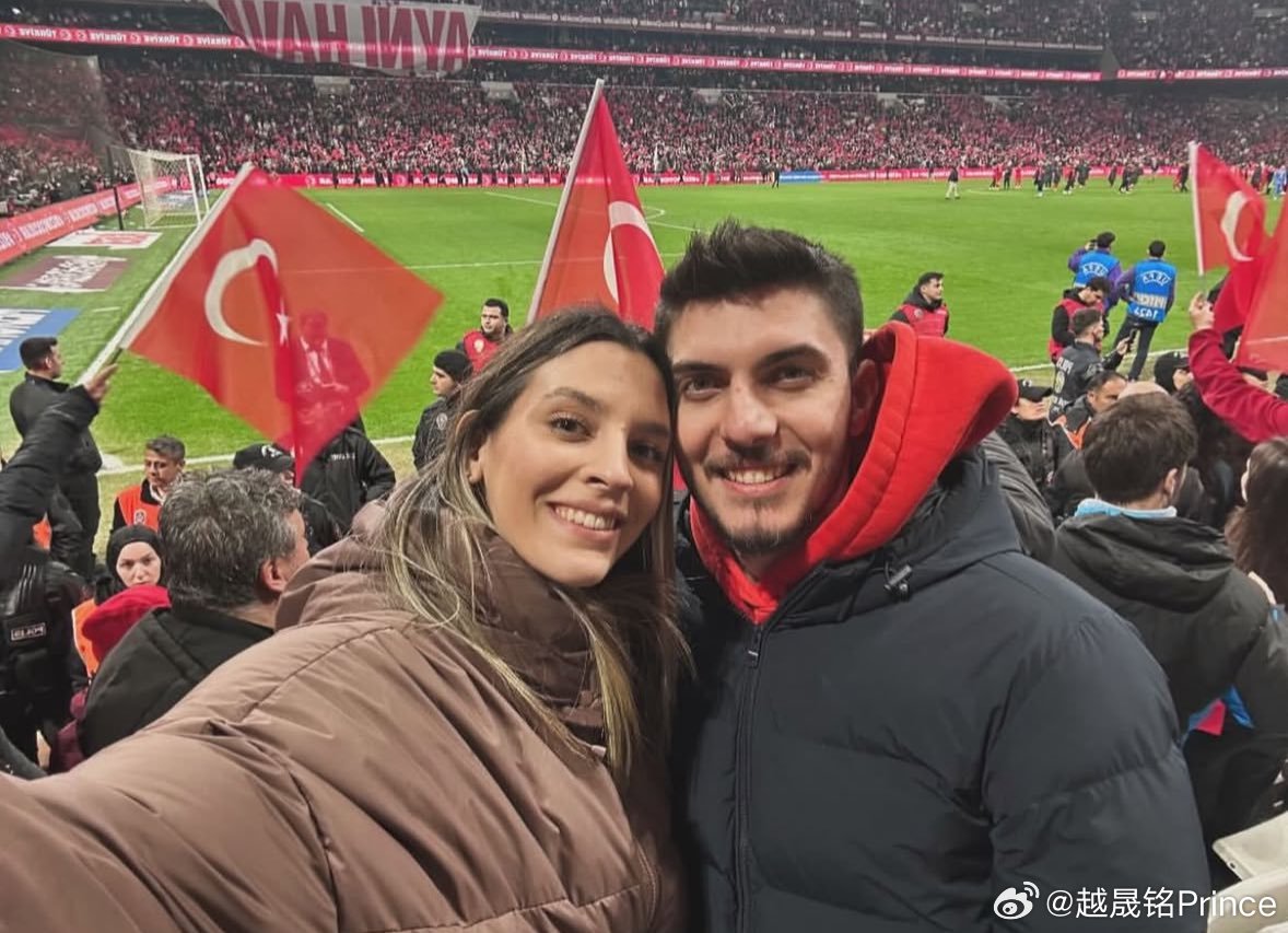 排球 🇹🇷 亚历克萨·卡鲁塔苏和男友🇹🇷 穆扎弗·约内特，现场观看土耳其
