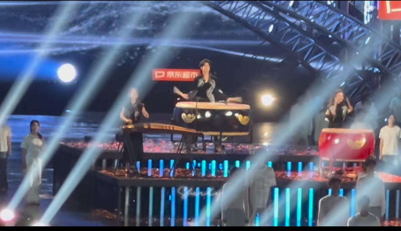 太卷了吧！陈楚生竟然打鼓🥁唱《将进酒》。
还有他不会的吗？
他还会打鼓🥁。