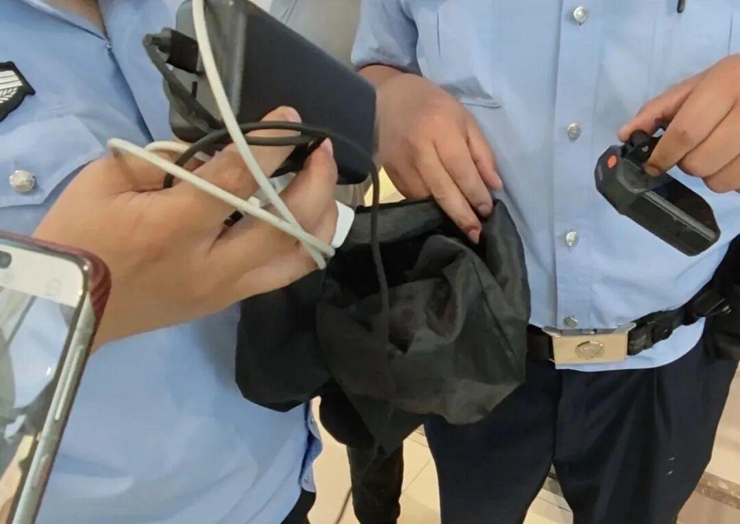 男子商场偷拍女性裙底，休假军人当场制服，警方查获偷拍器材和数百条非法视频