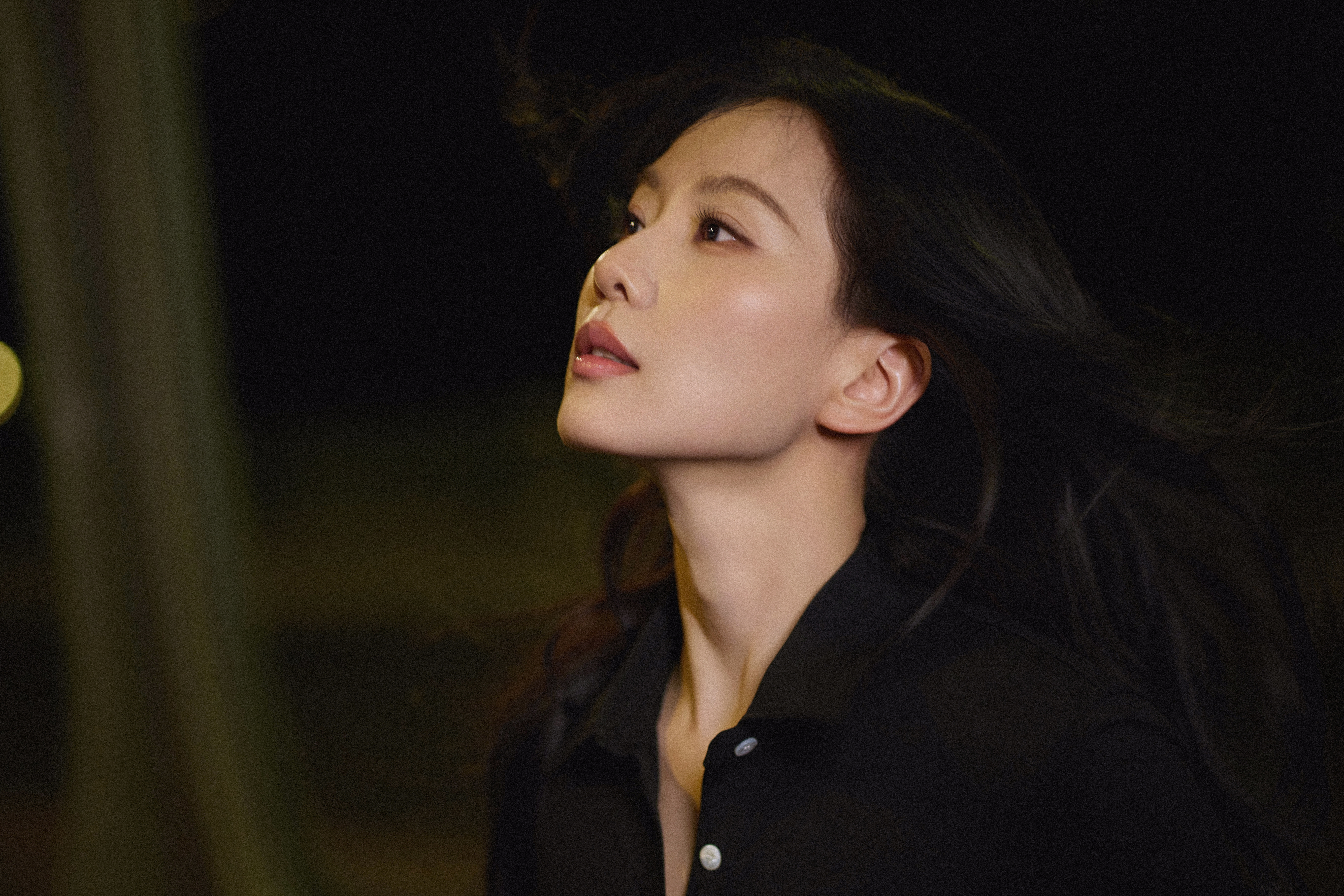 刘诗诗[超话]  发丝随晚风轻舞，浪漫气息浸染街巷，在静谧夜色里暗涌成诗。​​​