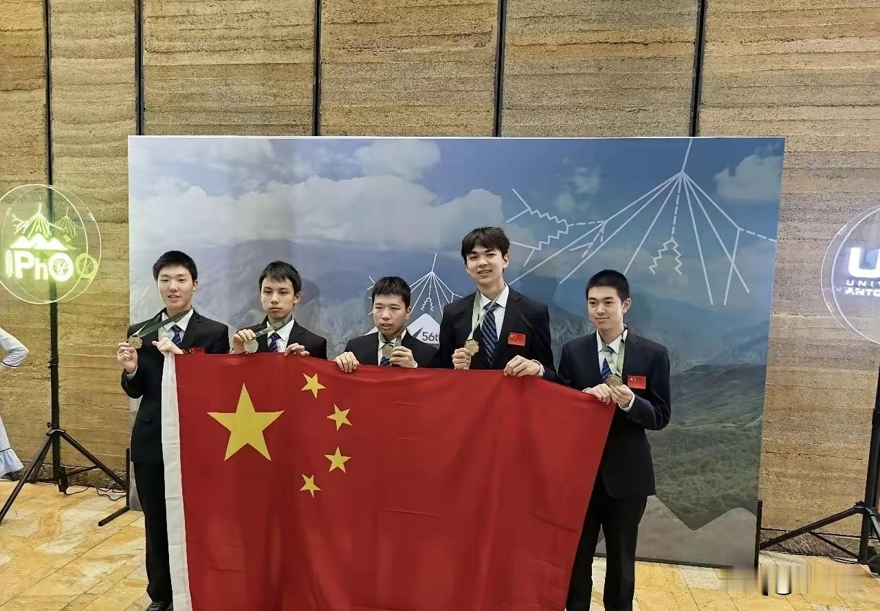 大连24中学的胡可为于7月12日在哥伦比亚举办的全世界中学生物理竞赛中，以理论满