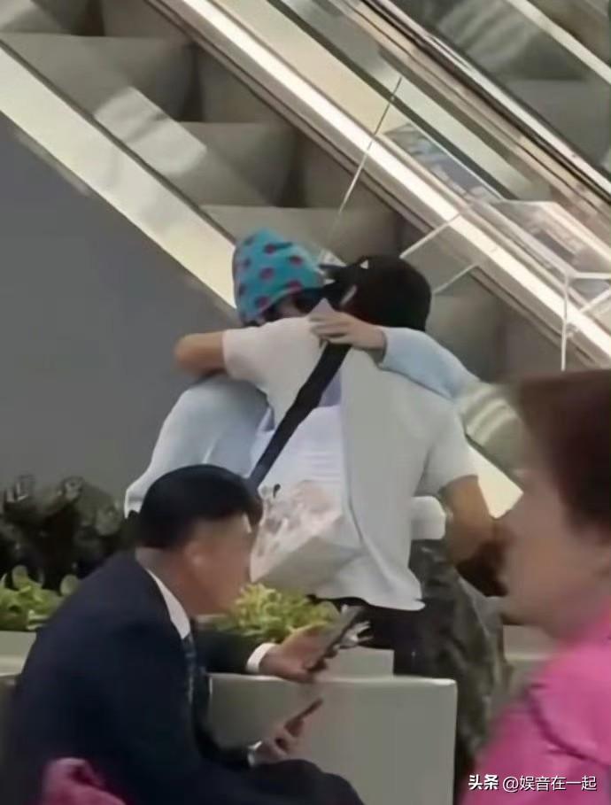 张柏芝和大儿子Lucas这对母子的感情太让人动容了！在机场的那一幕，张柏芝接机大