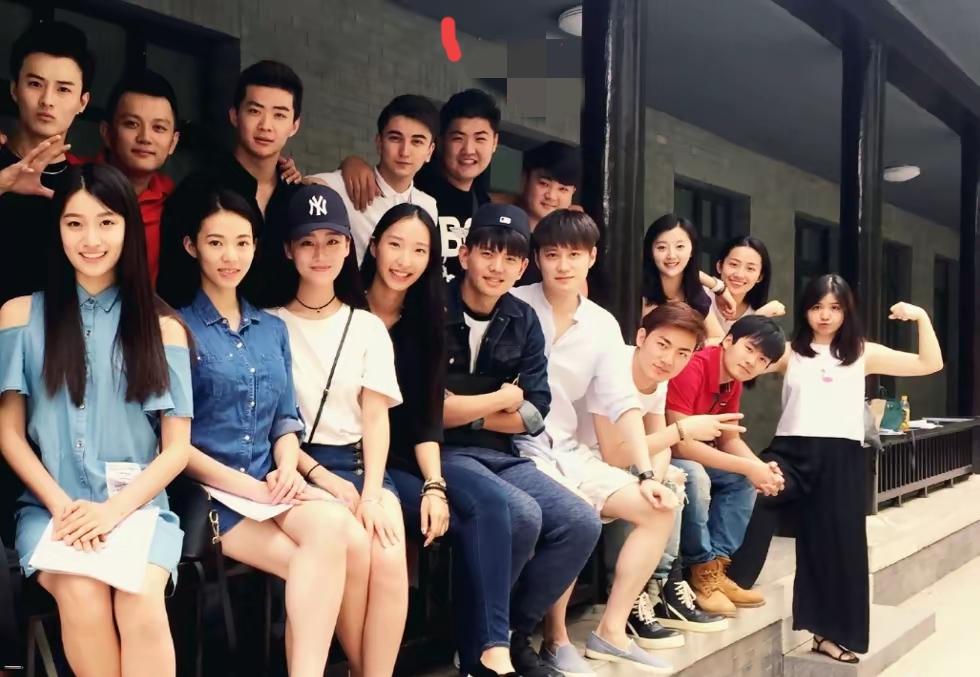 林傲霏要是真的上的中戏普通班，为什么不出来自证一下？反而放任舆论争议越闹越大？