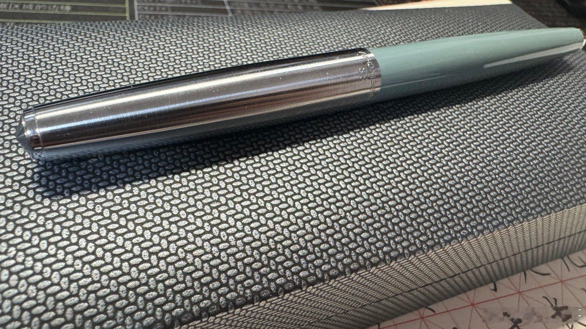都说差生文具多。嗯，我就是这样。这次是来自花田笔店 的英雄100。说实话英雄10