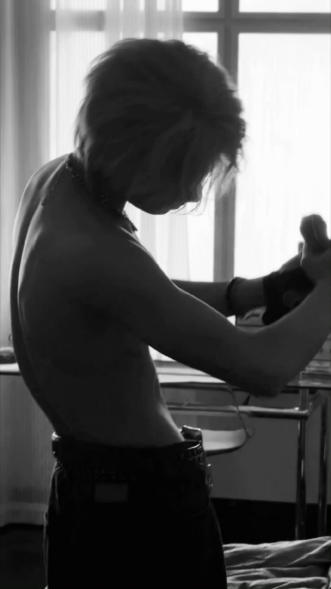 张真源发裸上身照真源这身材一看就是认真锻炼了很久的，又健康又阳光。真的好自律啊，