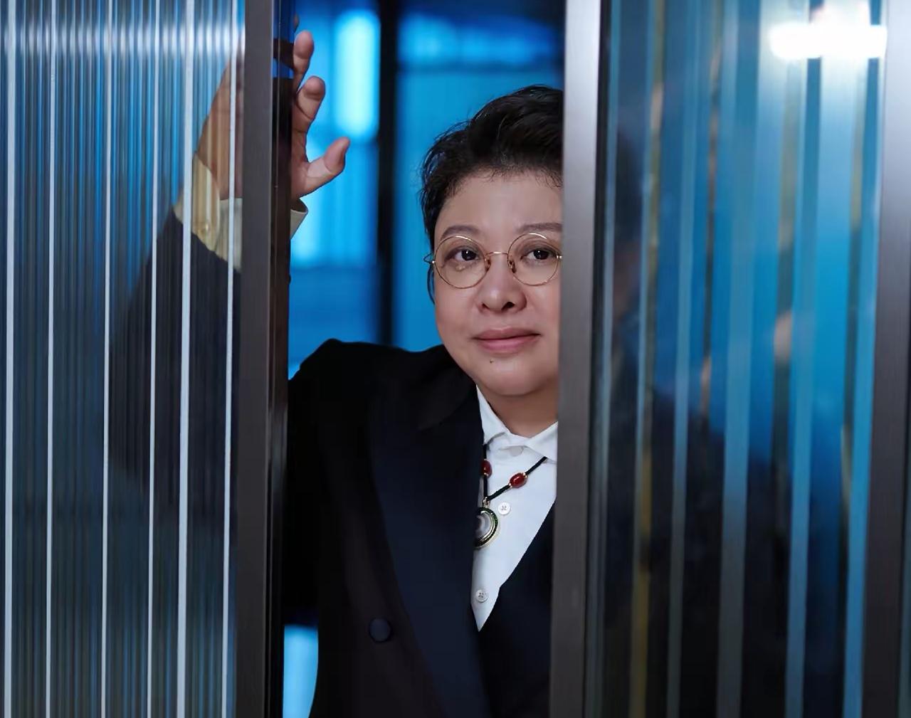 虽然韩红受到各种质疑，从走个面的说法，到做公益搞排场、捐助救护车、霸道、吹嘘、戴