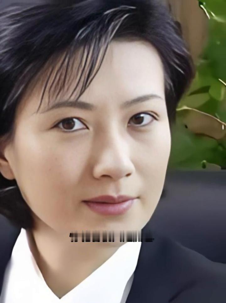这位姑娘拥有出众的外在条件，台前幕后皆保持优雅姿态。惊艳容貌只是底色，出色演技才