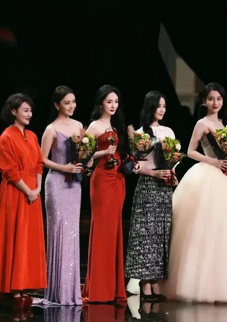 五位女星的侧影照，还是觉得小佟最养眼，其他四位的气场还是差了点儿，你们觉得呢？