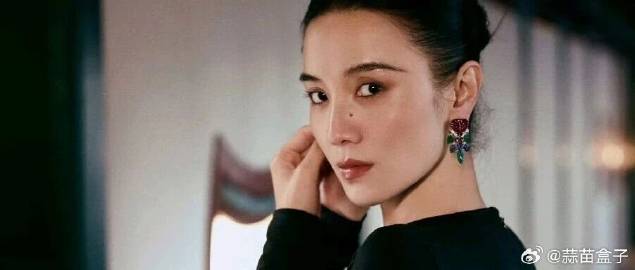 《「东方冷感美学」宋佳黑裙杀疯了：中式园林里的“留白性感”，这才是熟女...