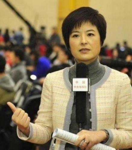 42岁的央视主持人张泉灵辞去工作后，趁着60岁的丈夫不注意，带着存款147万，前