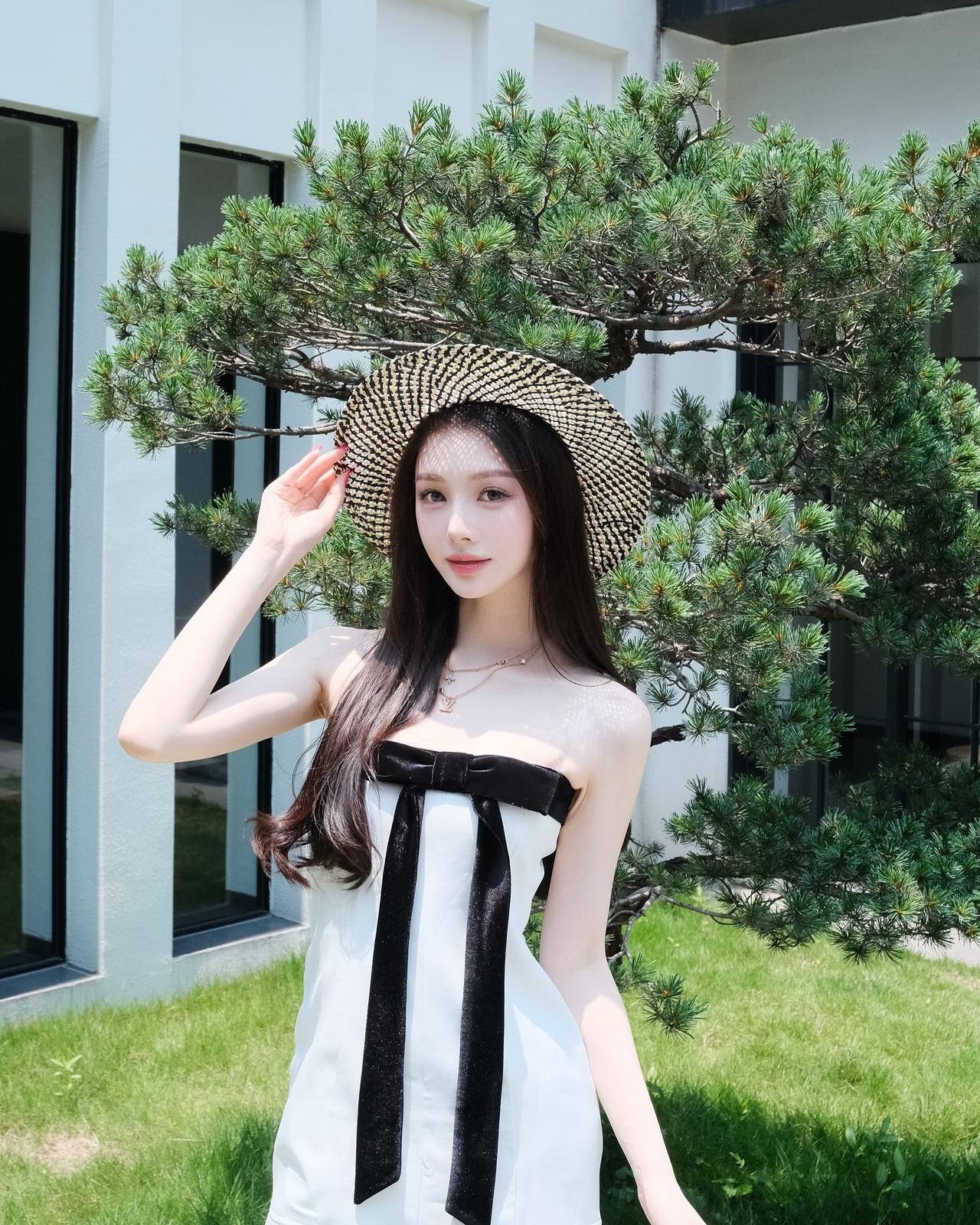 夏日清新穿搭，黑白条纹连衣裙搭配草帽，轻松自在。什么样的穿搭可以成为气质女神?