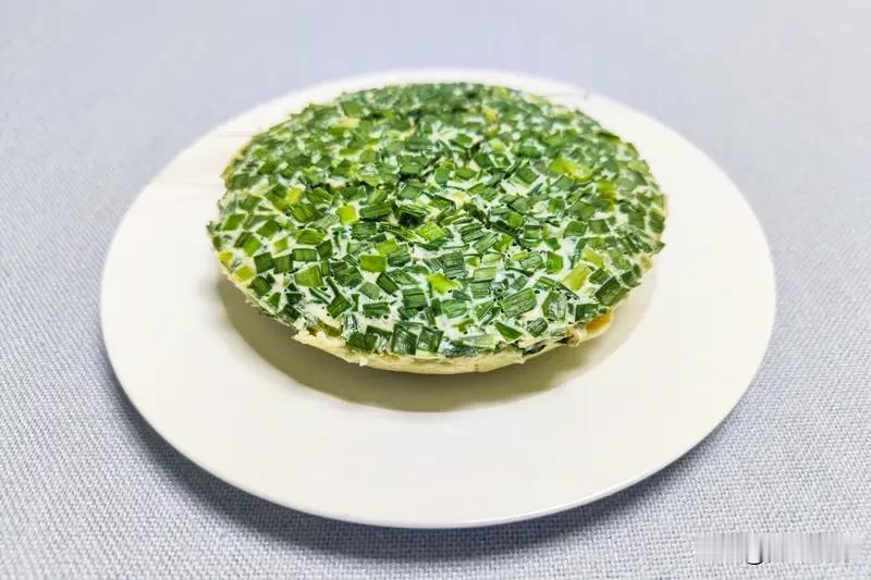 今日美食打卡韮菜鸡旦饼。做法：韮菜洗净切小段，鸡蛋与韮菜搅匀成糊装，然后等锅中油