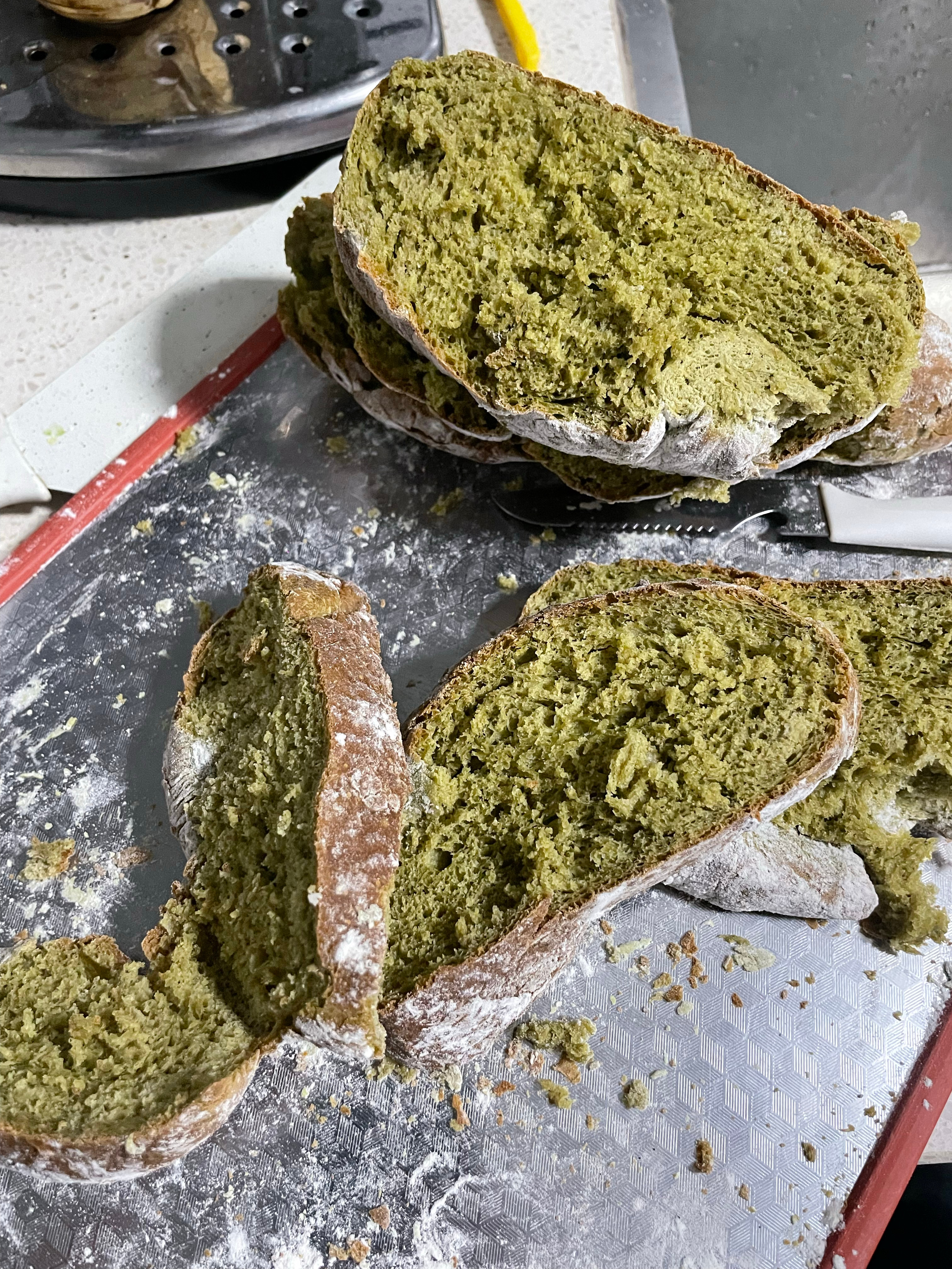 我真是不中了。看完抹茶欧包和恰巴塔的空气炸锅教程，忙活一晚上做出两个大馒头出来 