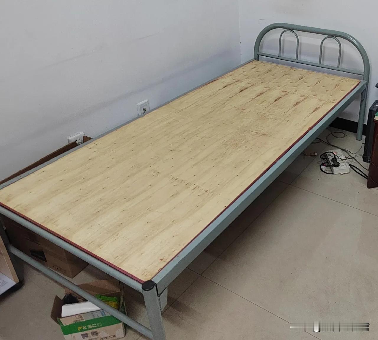 今天下午去看二舅，到医院。他躺在病床上正在雾化。意识很清醒，有悲戚，有遗憾，更多