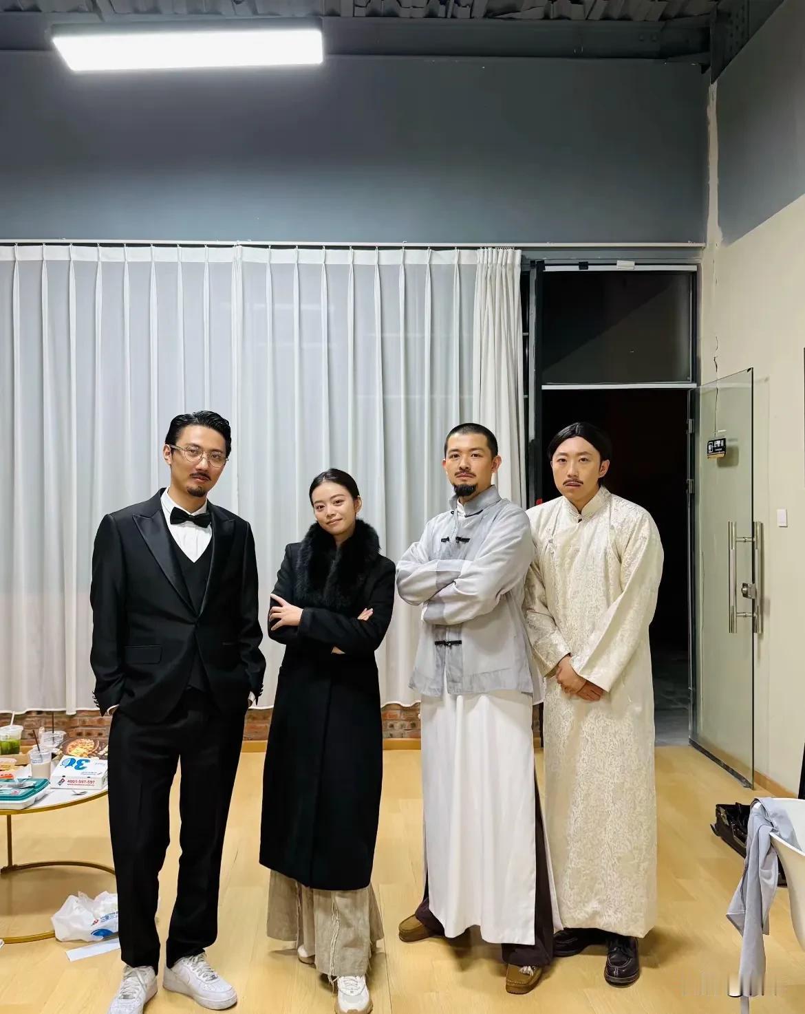 汉森演的最有味，董董演技专业，鹏鹏的声音稚嫩，出戏了，哈哈。

汉森的造型也太老
