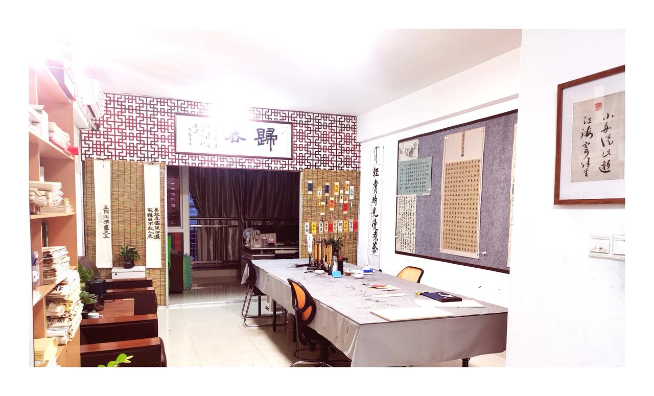 分享城市新鲜事这里有一家成人书法教室，可随时过来练字。环境氛围都很适合安静写字。