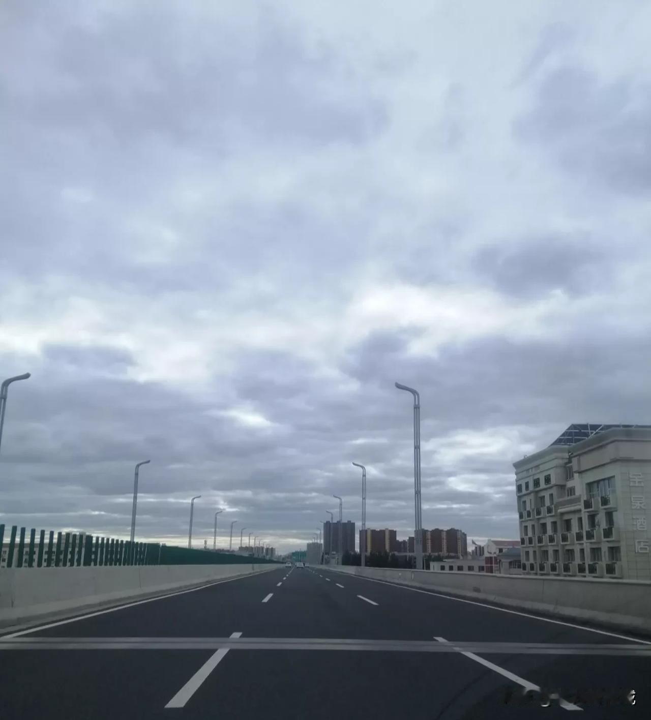 今早去章盖营办事，第一次从呼和浩特的北二环快速路和巴彦淖尔快速路互通直接上的巴彦