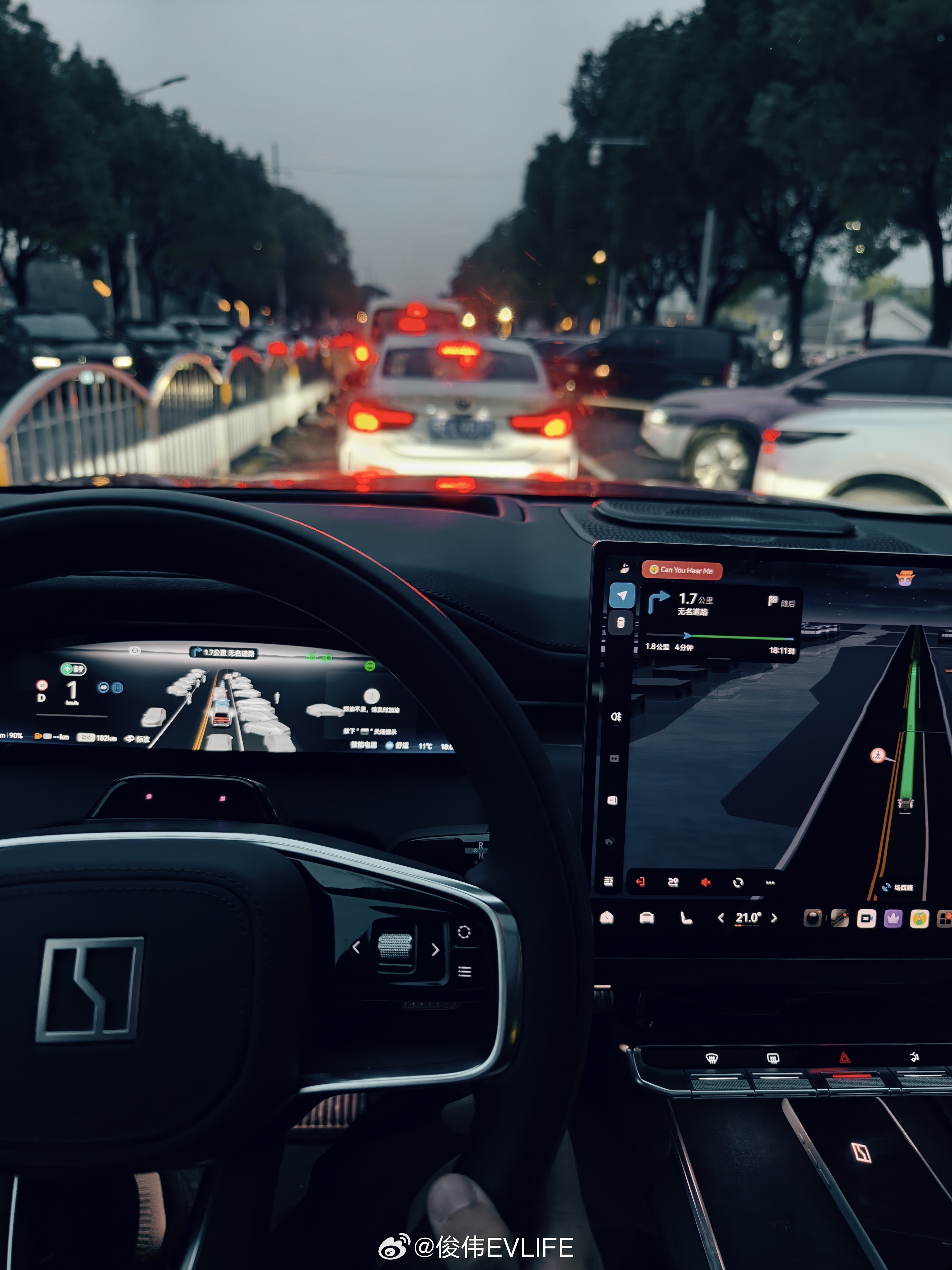 学校门口这条路开极氪9X等同于开库里南什么BBA那都是过时的产物极氪9X这前脸被