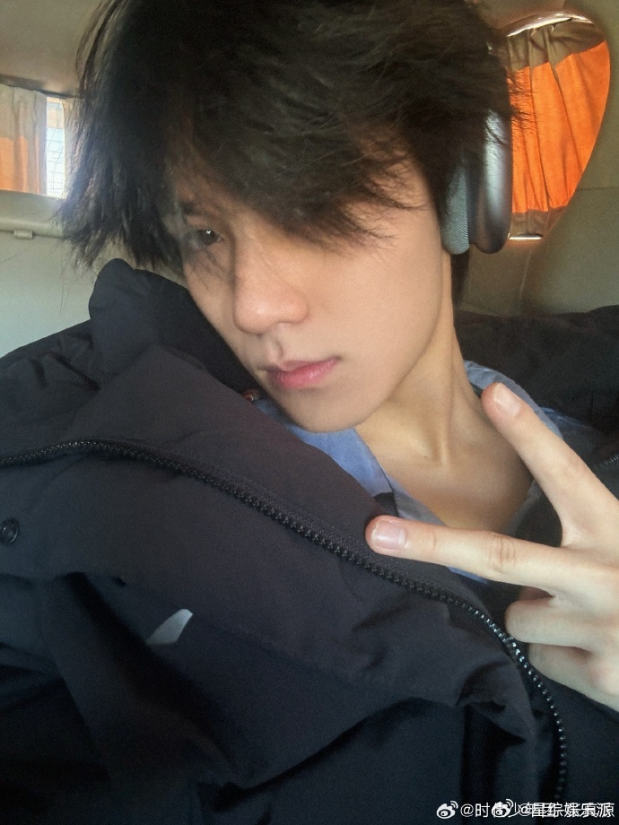 #张真源素颜上班照##张真源节后第一天上班#张真源素颜上班照也这么帅，节后第一天