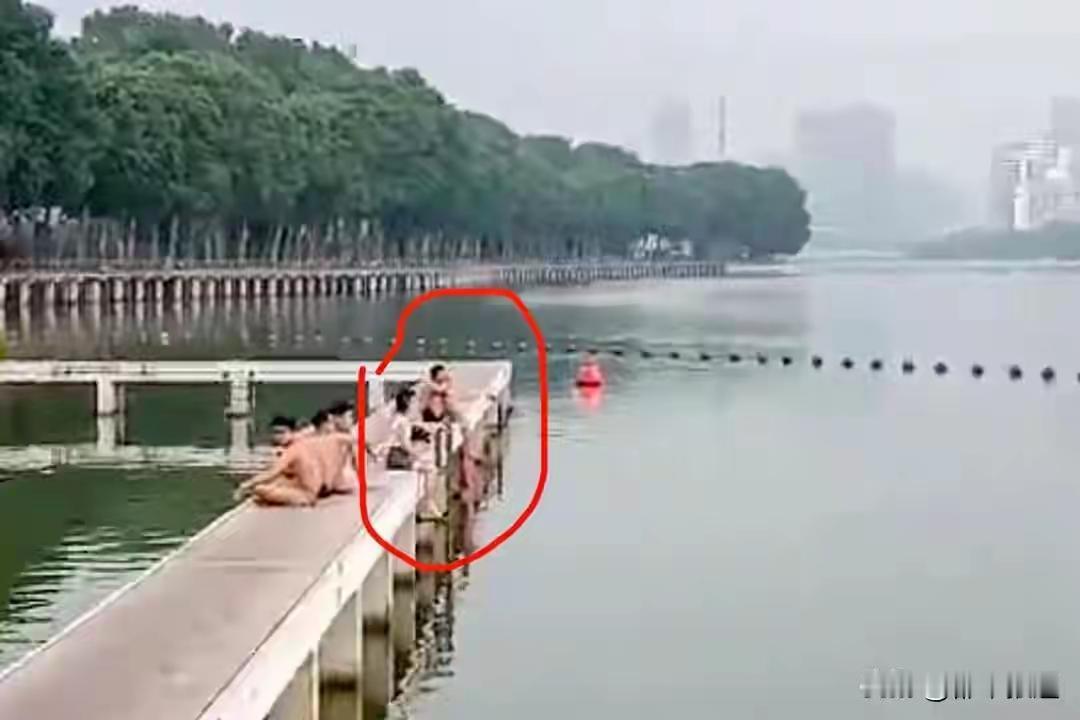 武汉东湖惊险一幕！工作人员慧眼察觉异常，成功救下轻生女子
 （个人观点仅供参考，