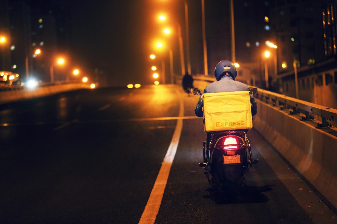 夫妻春节不回家送外卖1个月赚4万讲真的肯付出就会有回报，三十那天吃完年夜饭开车回