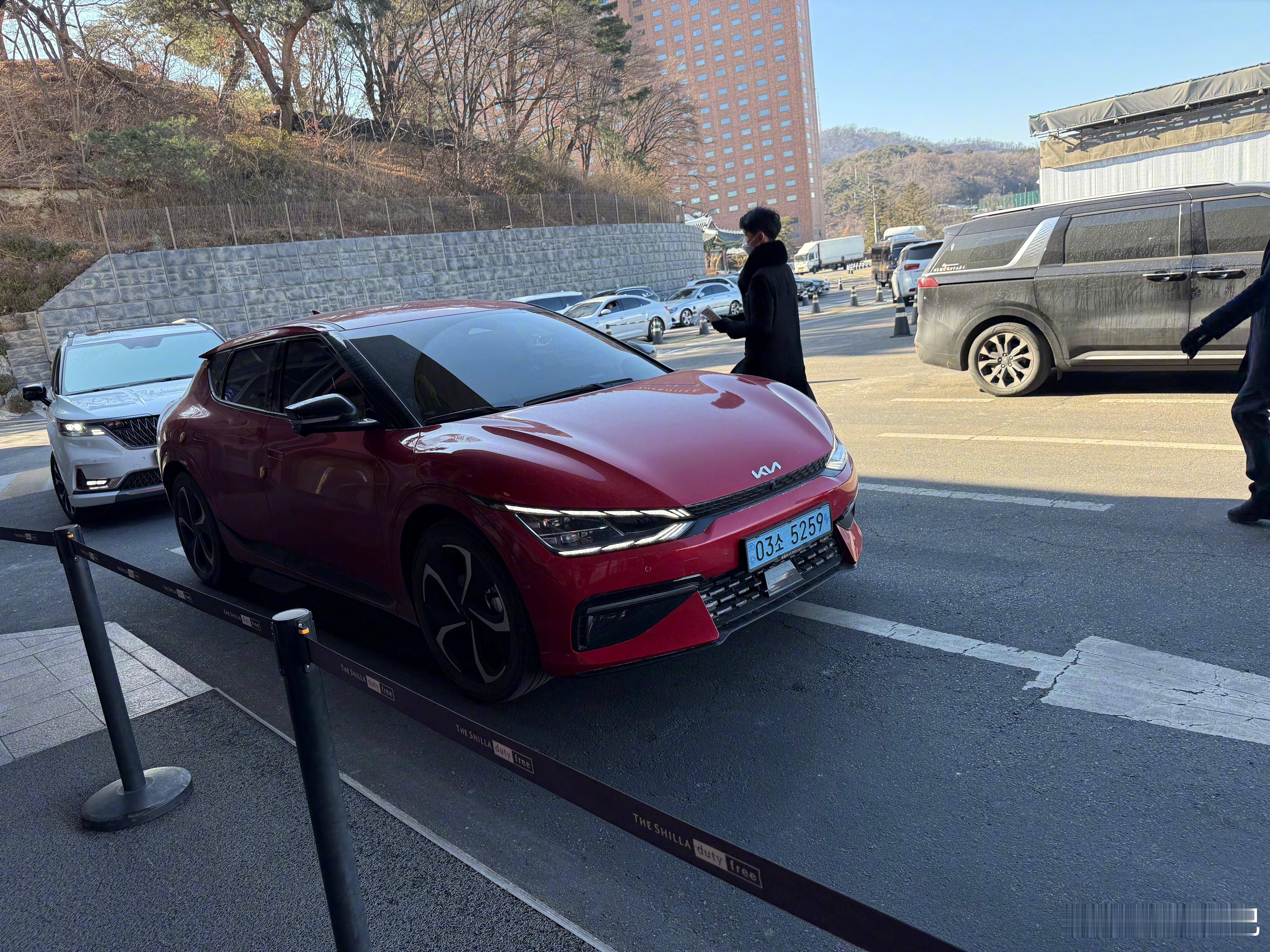 韩国新能源车牌是浅蓝色的，车牌详细标注了什么车...相当直接似乎比我们的绿牌好看