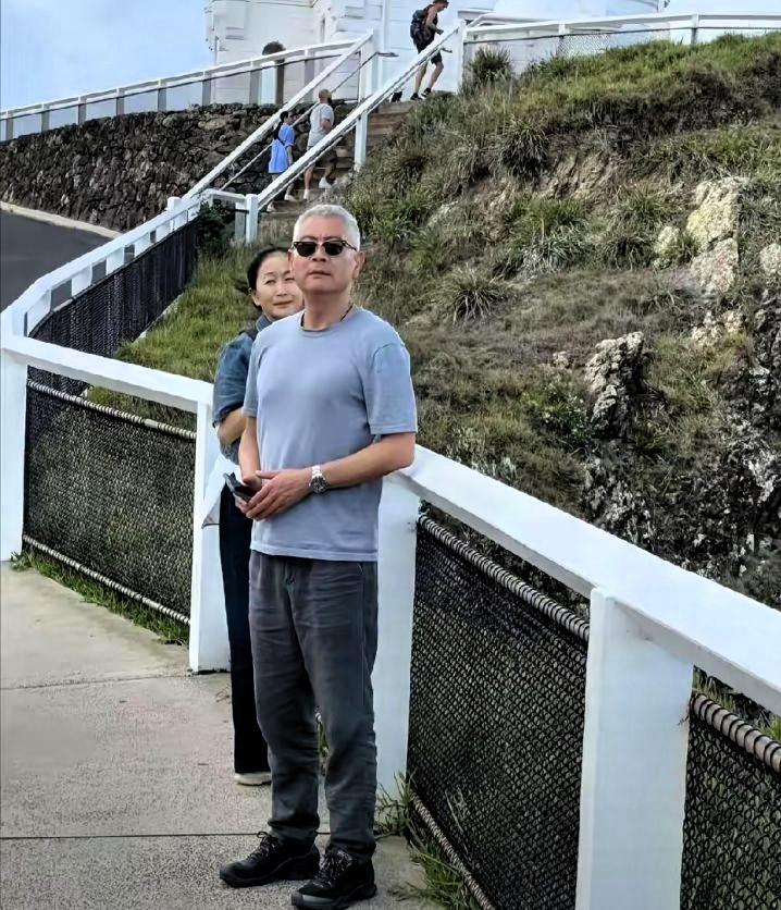 很多人刷到这张出游合照，一眼就能认出这两位老戏骨，二人演过无数让人难忘的影视剧。