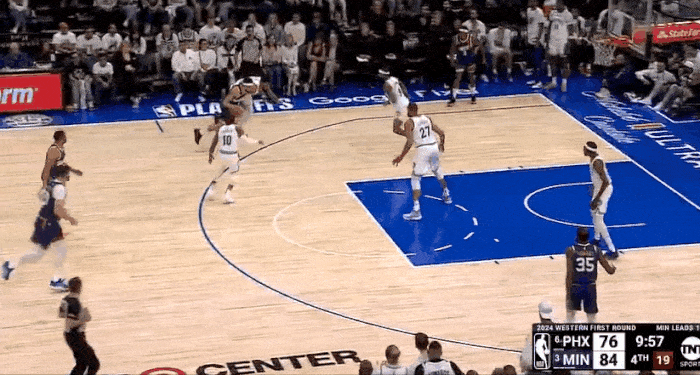 布克赛前听“颜色广播”太上头了，连NBA失传已久的夹手臂造犯规都使出来了，比赛中