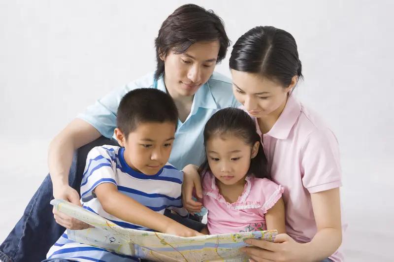 2025年10月11日，小景爸爸带着休学的9岁儿子开启了徒步一千公里的挑战，这已