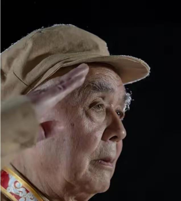 1952年冬天，上甘岭前线的坑道里，一门老式迫击炮正慢慢转动角度，赵章成蹲在地上